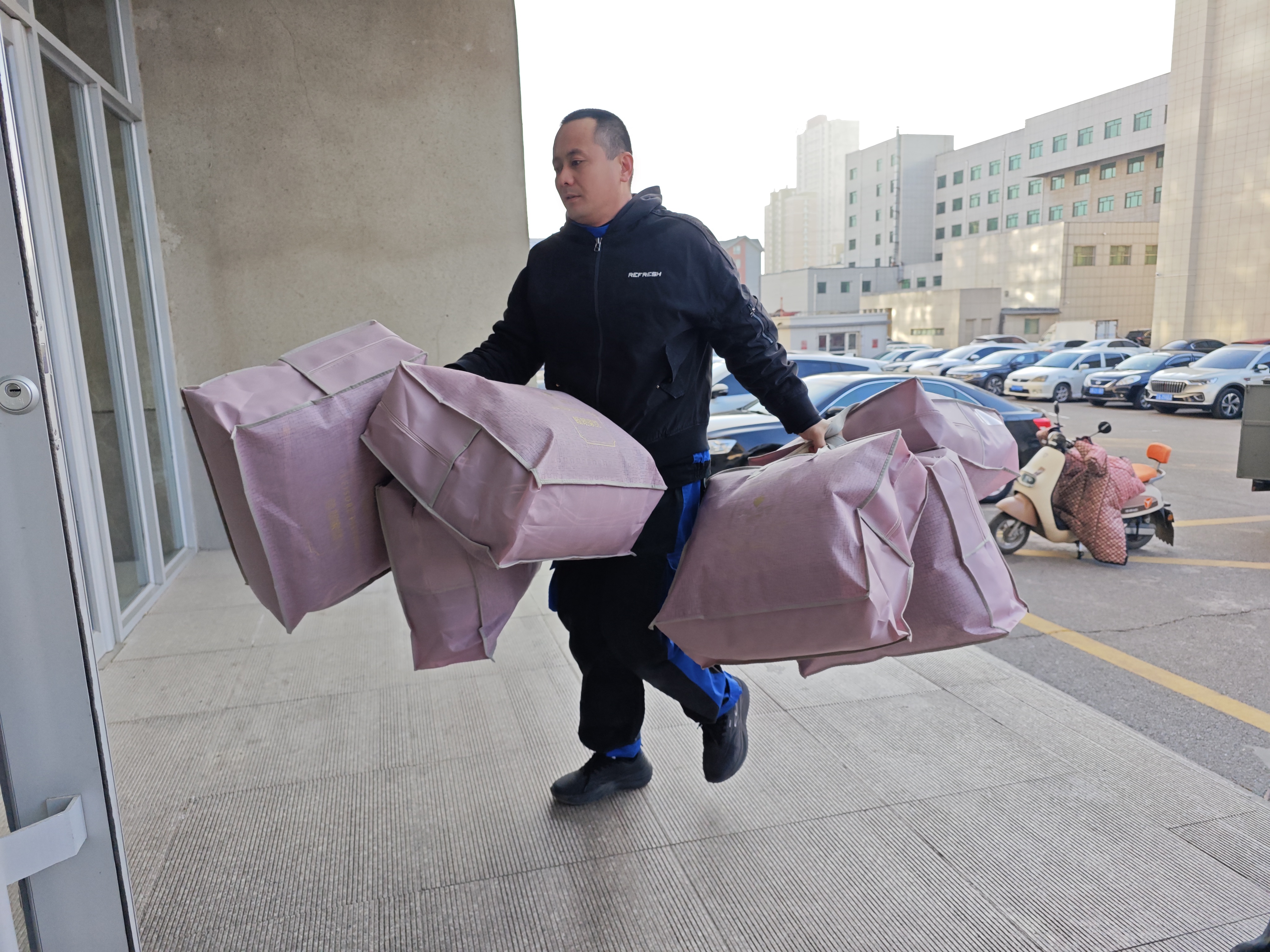 有一种美好叫辽宁# 【爱心企业向我县残疾家庭捐赠棉被】12月12日