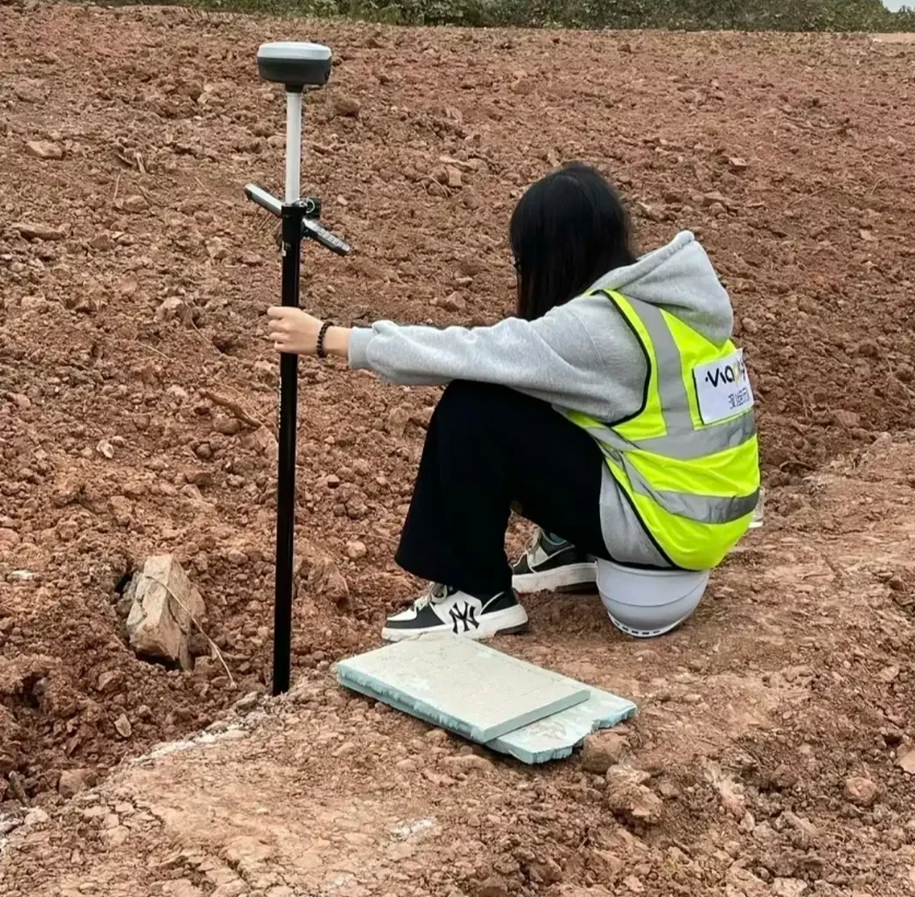 这个小姑娘是我们项目上实习生,因为别的岗位不缺人,测量组有个人辞职