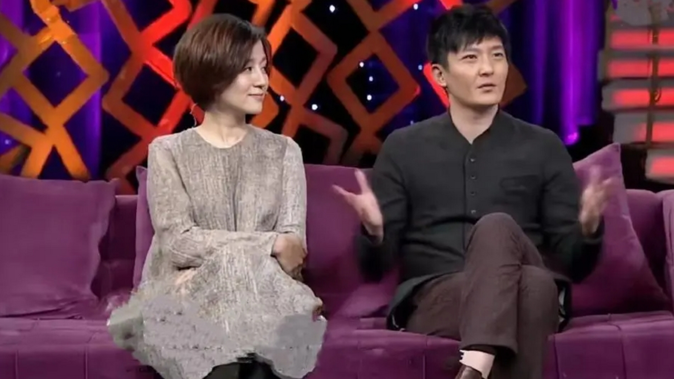 有一次,郭京飞给老婆鲍莉打电话:"老婆,有个漂亮姑娘,非要我抱她,还要