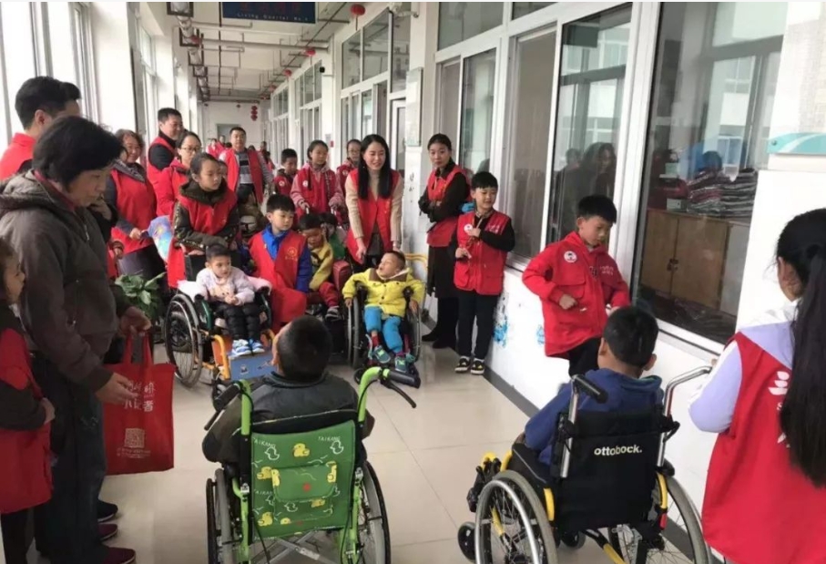今天病房来了一个从福利院转来的小孩 11岁了,一看就是太严重,父母把