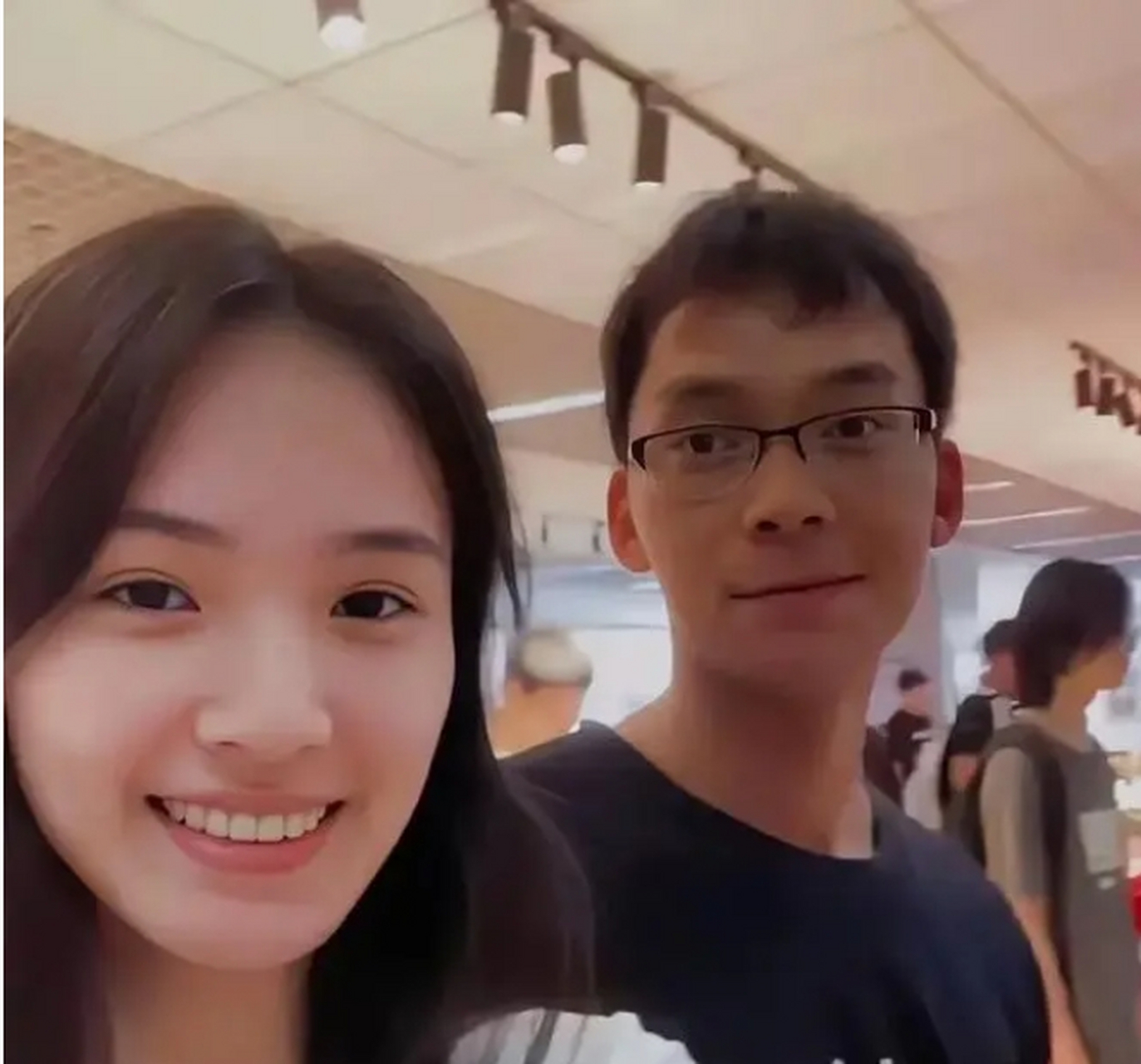 和大学同班同学谈恋爱