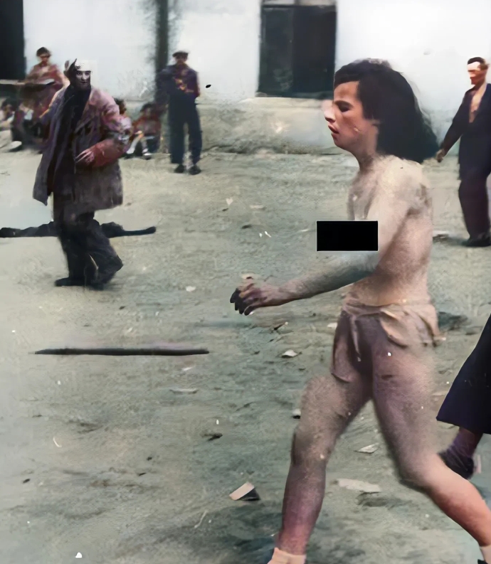 一名被扒光衣服的犹太妇女走在大街上.1943年9月28日,诺姆斯堡