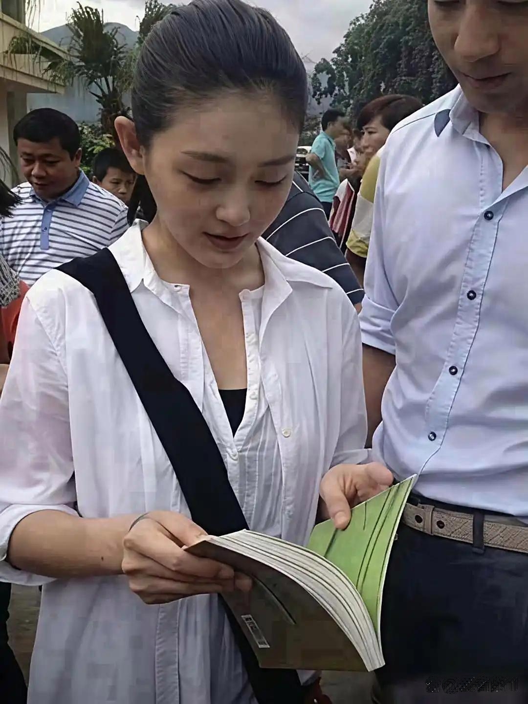 小玥儿跟妈妈大s长得超像简直就是一个模子刻出来的