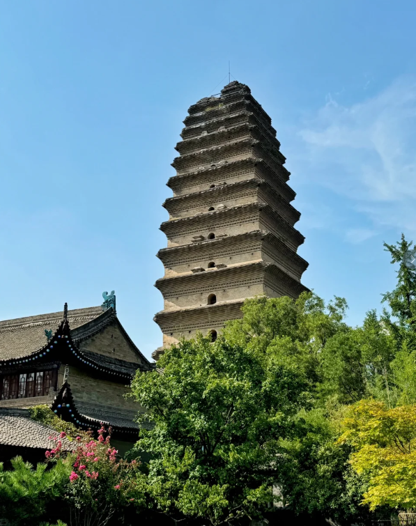 在西安繁华的南郊,小雁塔静静矗立着