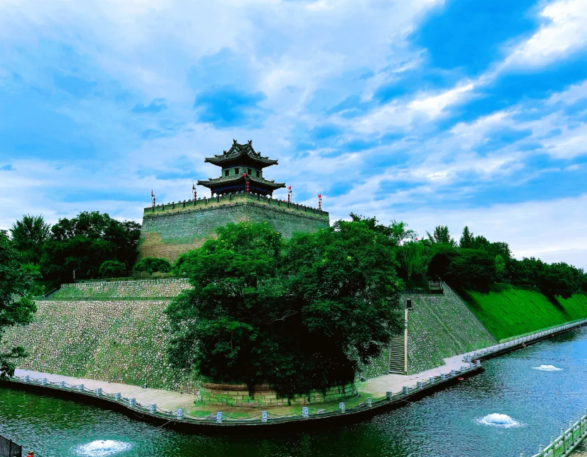 清晨的薄雾中,漫步在西安东南城角的环城公园