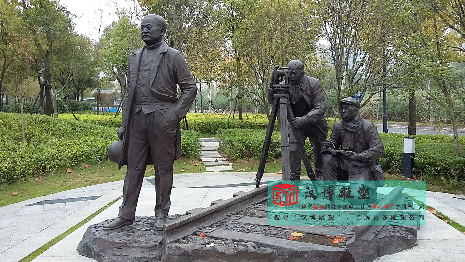 踏入景区的核心区域,一座艺术雕塑摆件瞬间抓住游客的眼球