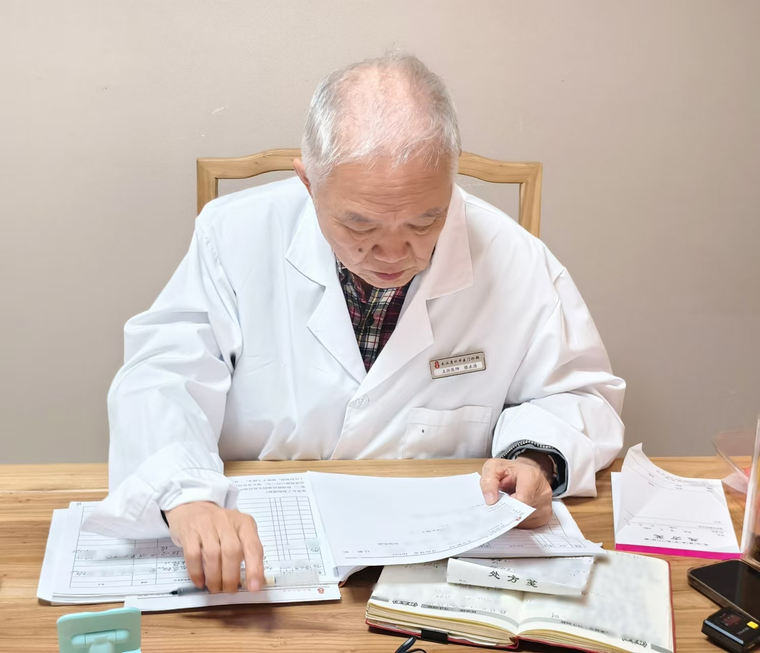 得满足两个条件:第一,你得有社保或者医保;第二,得让你的主治大夫给