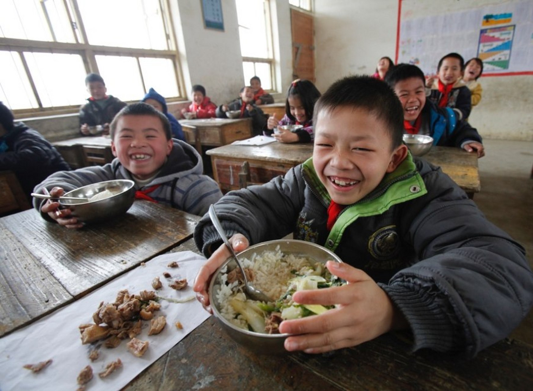 贫困地区儿童吃饭图片