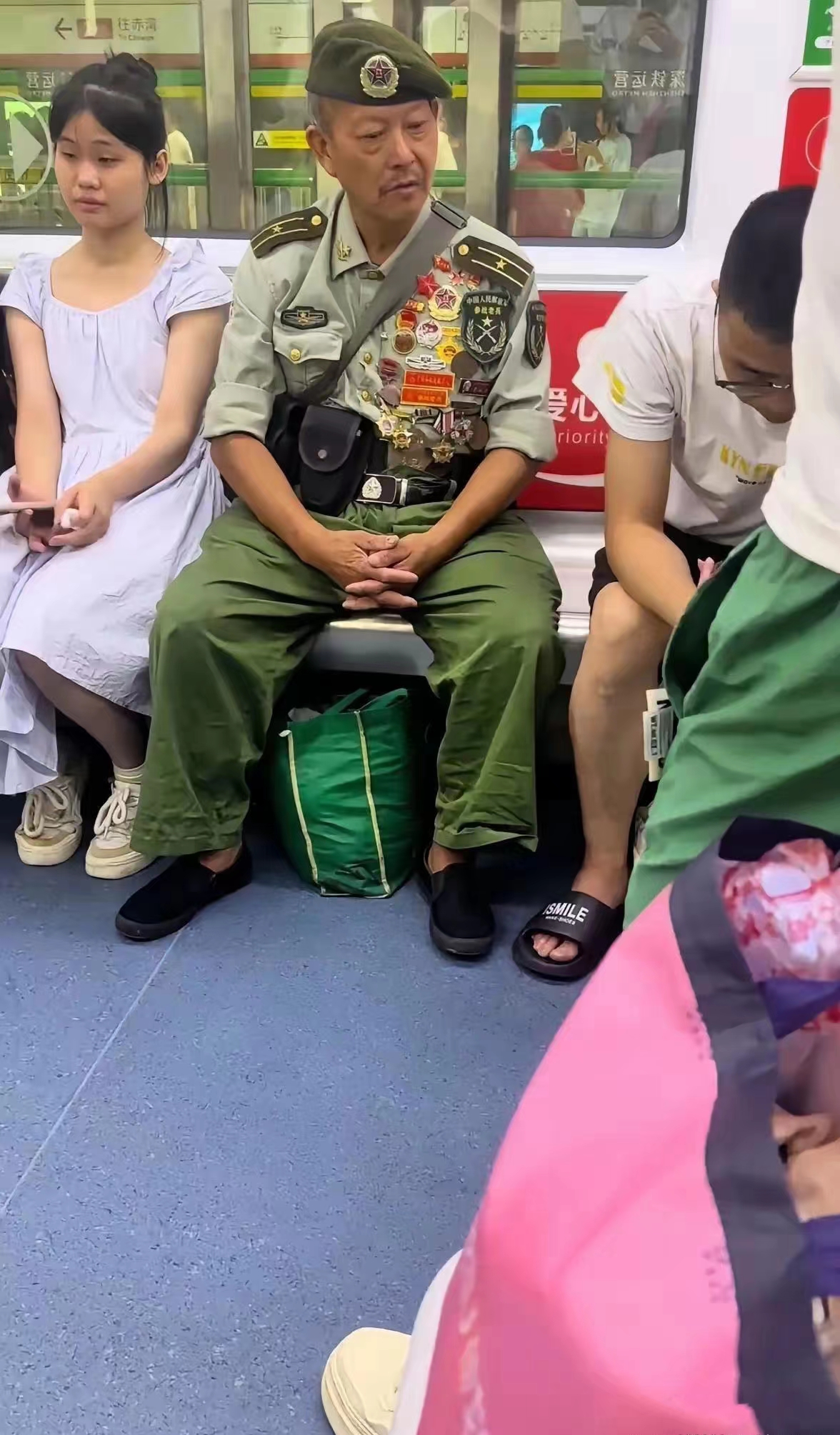 看到这人穿了一套这样的军装心想他这个年纪在当年也不是这种军服吧