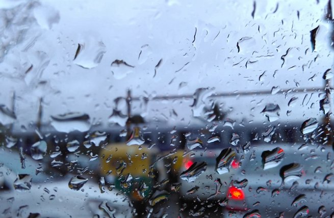 下雨了,我站在窗前,看着雨滴噼里啪啦地打在窗户上,心里想着,这雨下得