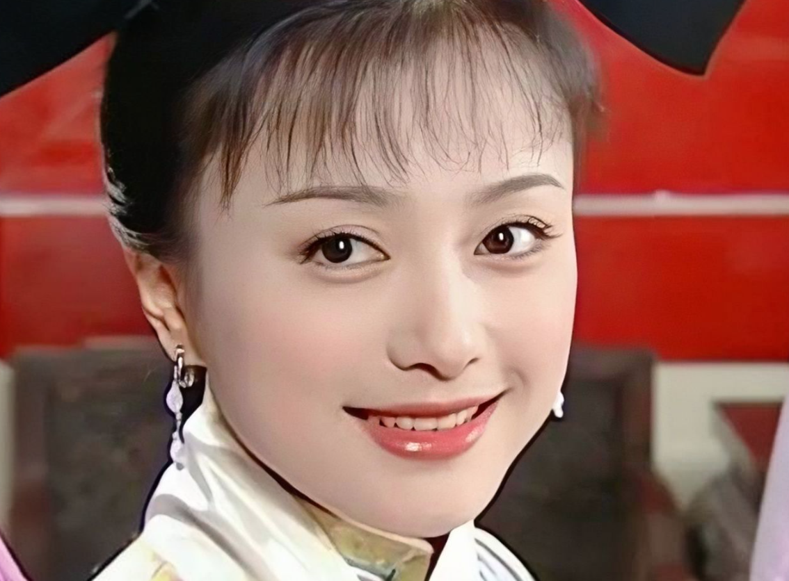 44岁的秦岚好身材,一袭紧身长裙秀曲线,与当年的知画差的可不止一点点