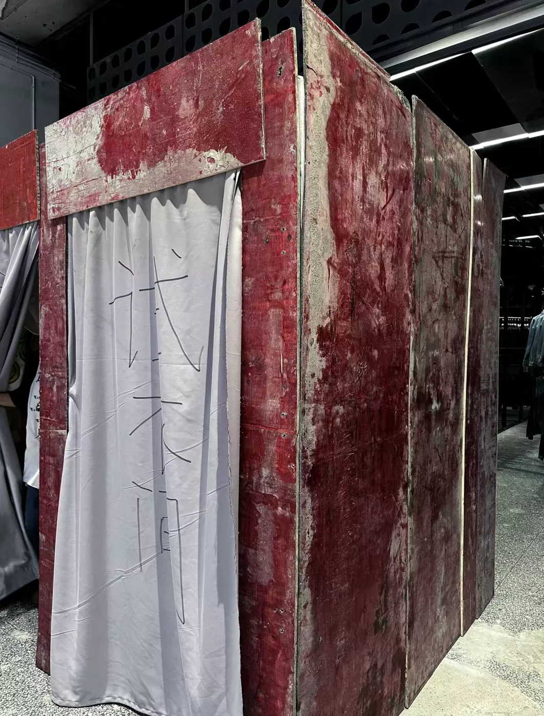 结果,她刚走进试衣间,立马退了出来,拉着我的手着