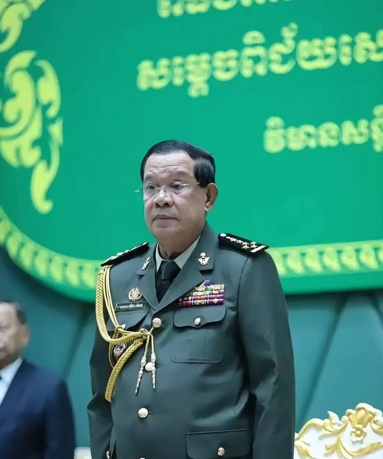 十万大军里塞了三千多个将军,平均33个兵就得供一个!