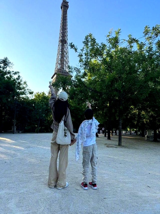 7月14日,演员杨颖在社交平台上晒出了一组自己参加活动的近照,特别引