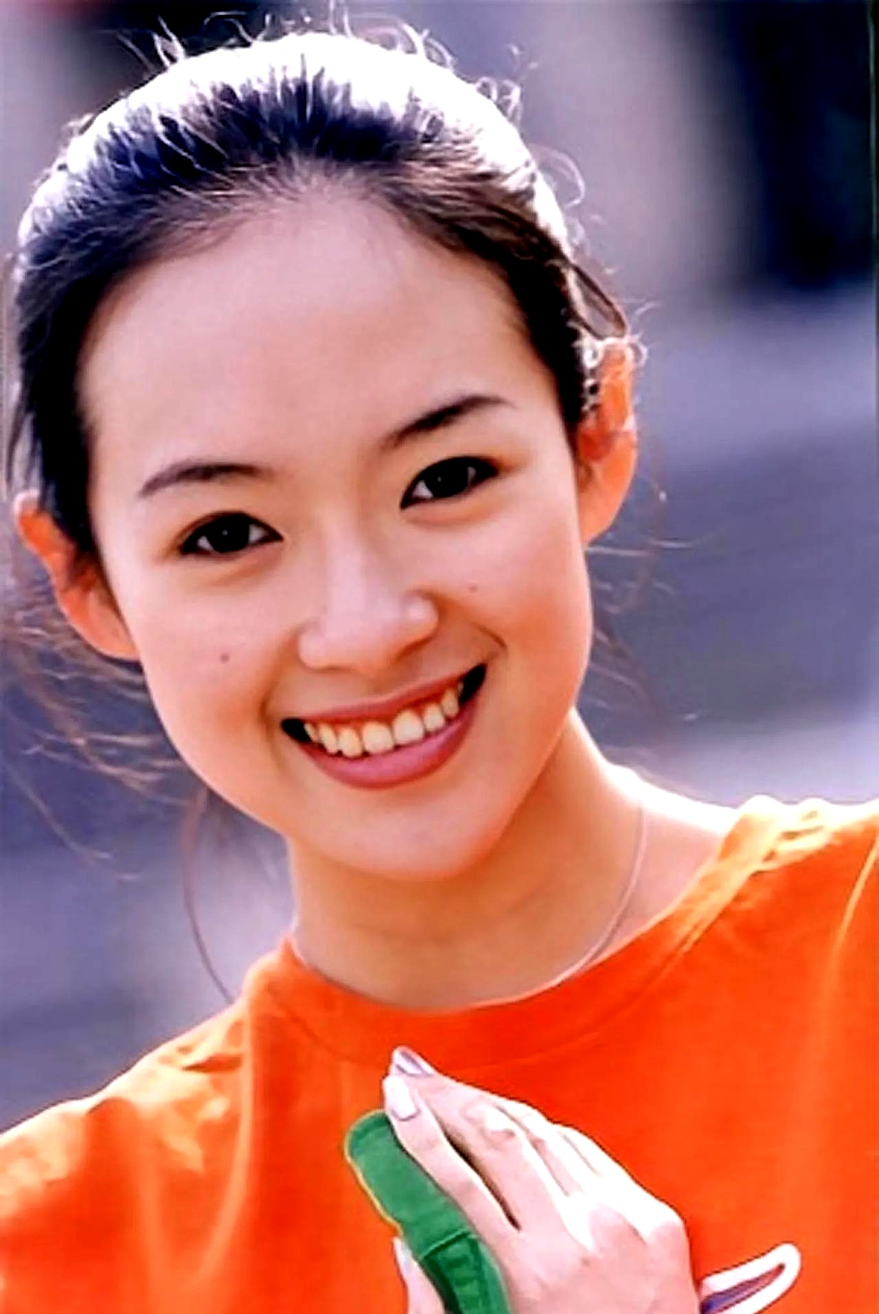 前些天媒体们还说章子怡浓妆艳抹,膝盖那挡也挡不住的衰老?