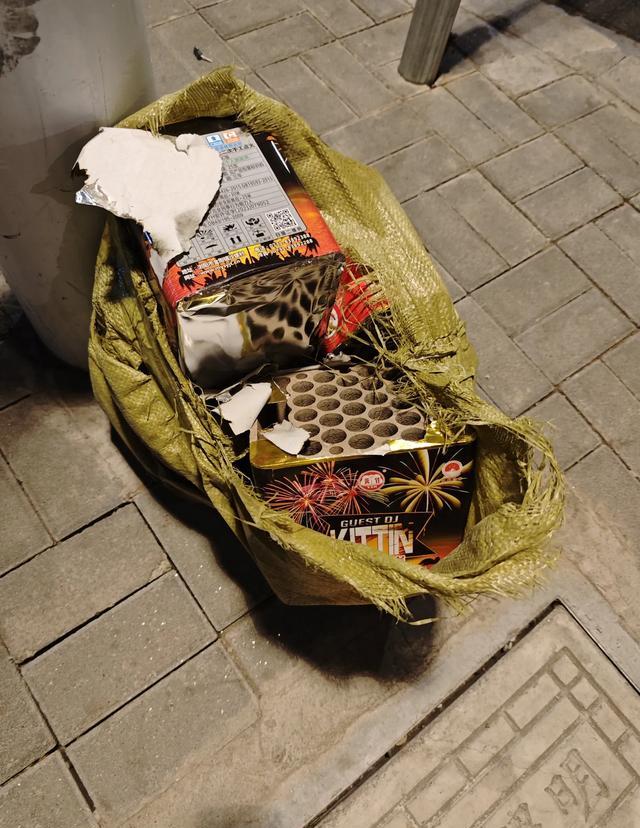 天一黑,烟花便迫不及待升空,七八点迎来小高潮,从窗户望去,天空绚丽无