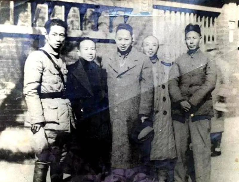 1941年皖南事变爆发,新四军副军长项英和参谋长周子昆在蜜蜂洞遭叛徒