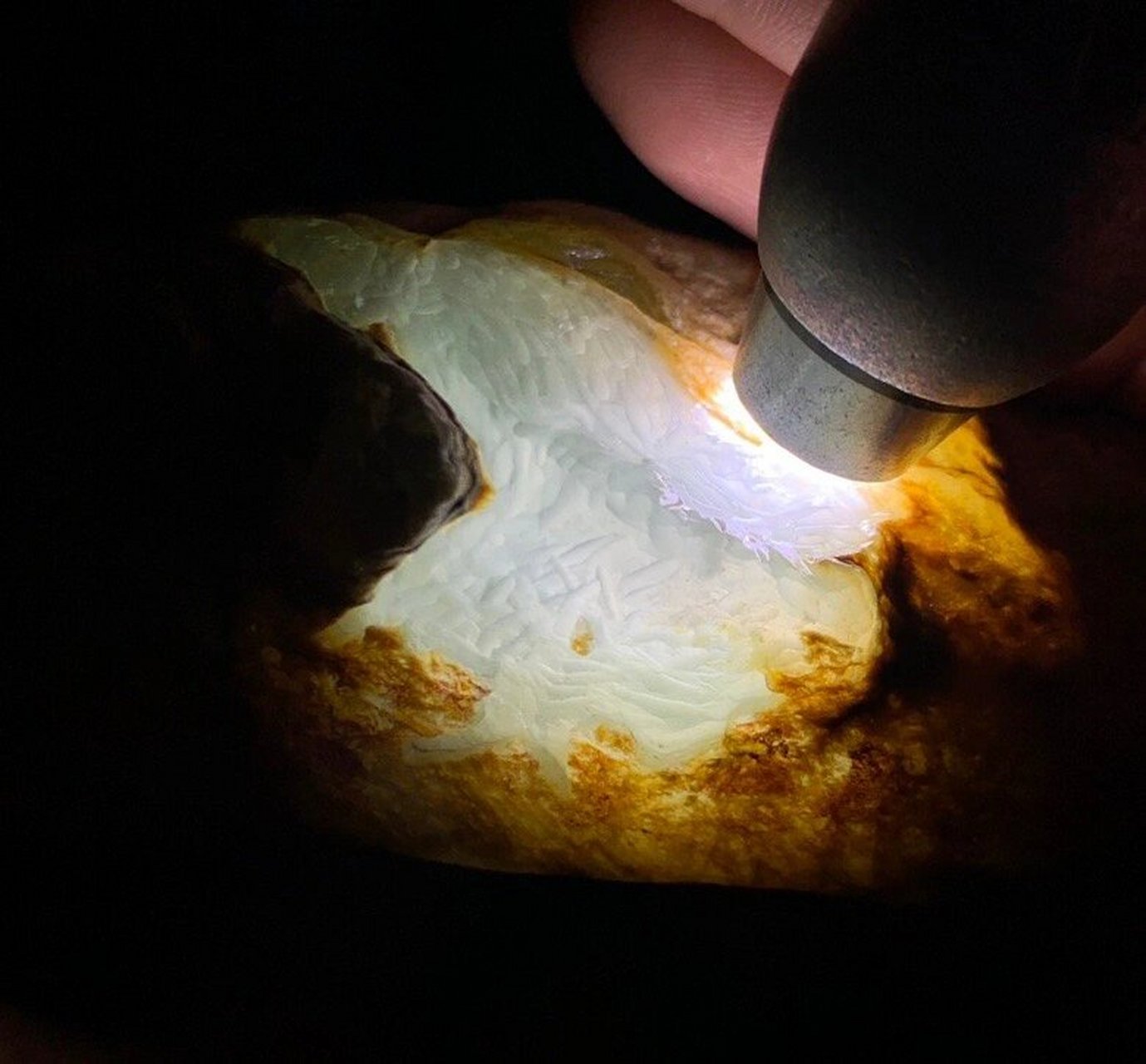 翡翠原石#翡翠原石的纹理类型多样,其中最常见的包括"冰裂纹","松