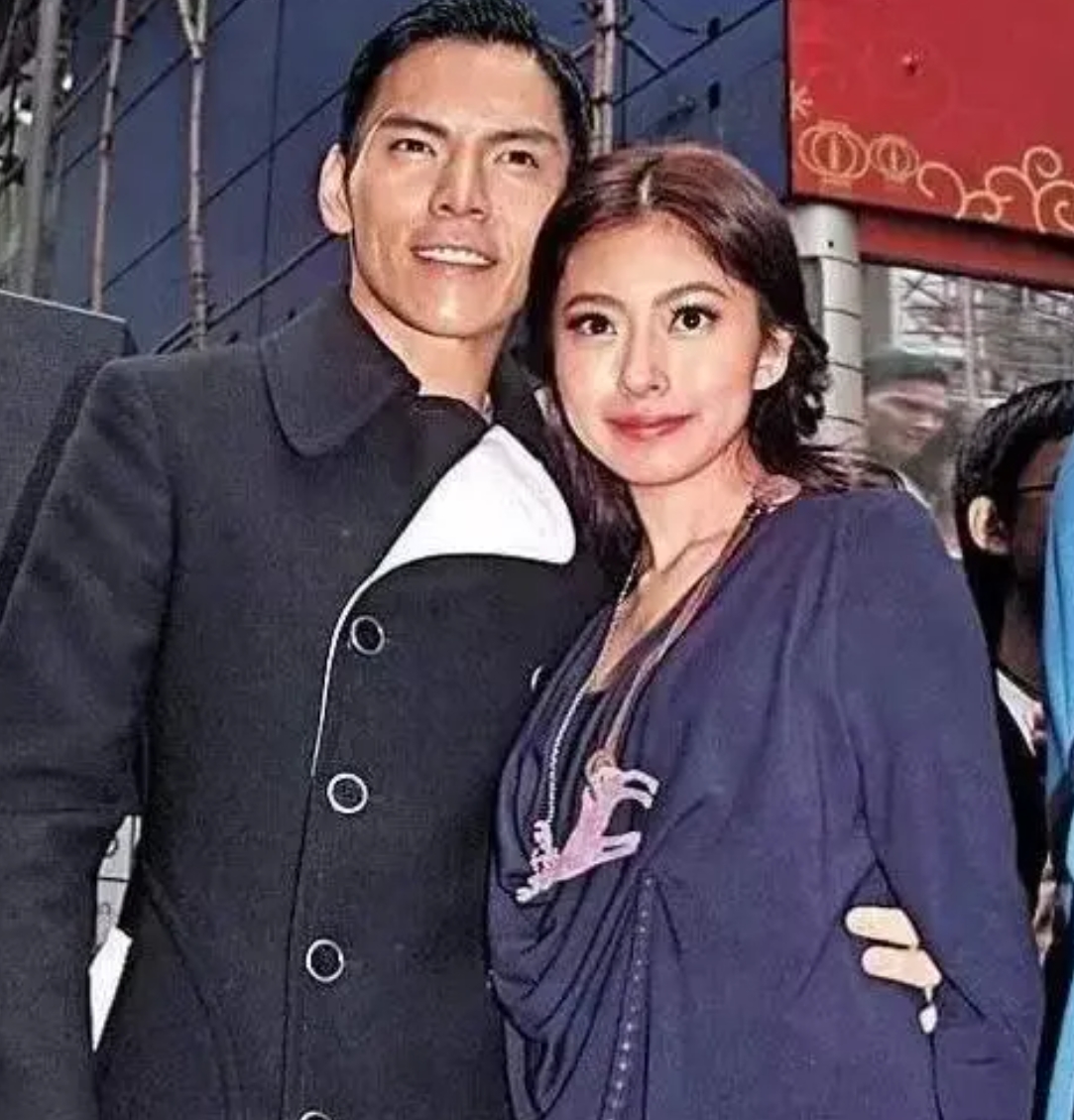 2009年,黄婉佩与向佐坠入爱河,并同居生活了五年.