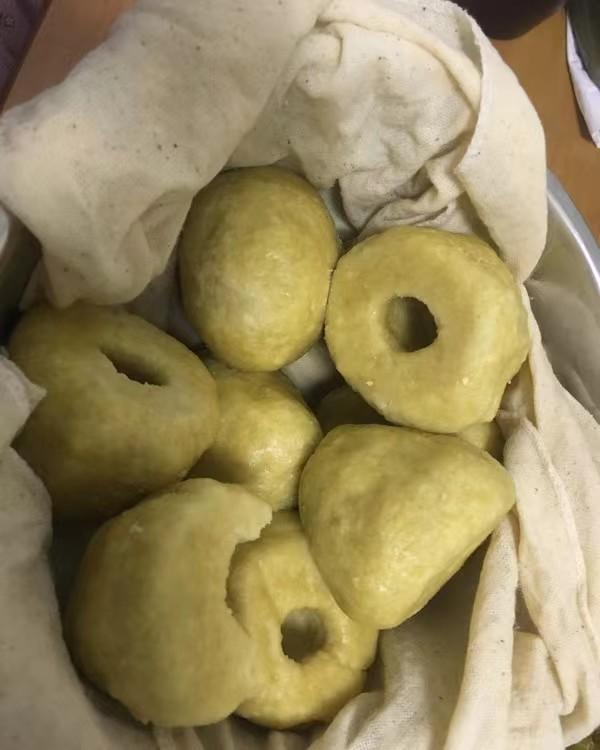 早餐玉米面粥,咸菜,中午两个馒头或窝头,菜是土豆,白菜,晚餐类似.