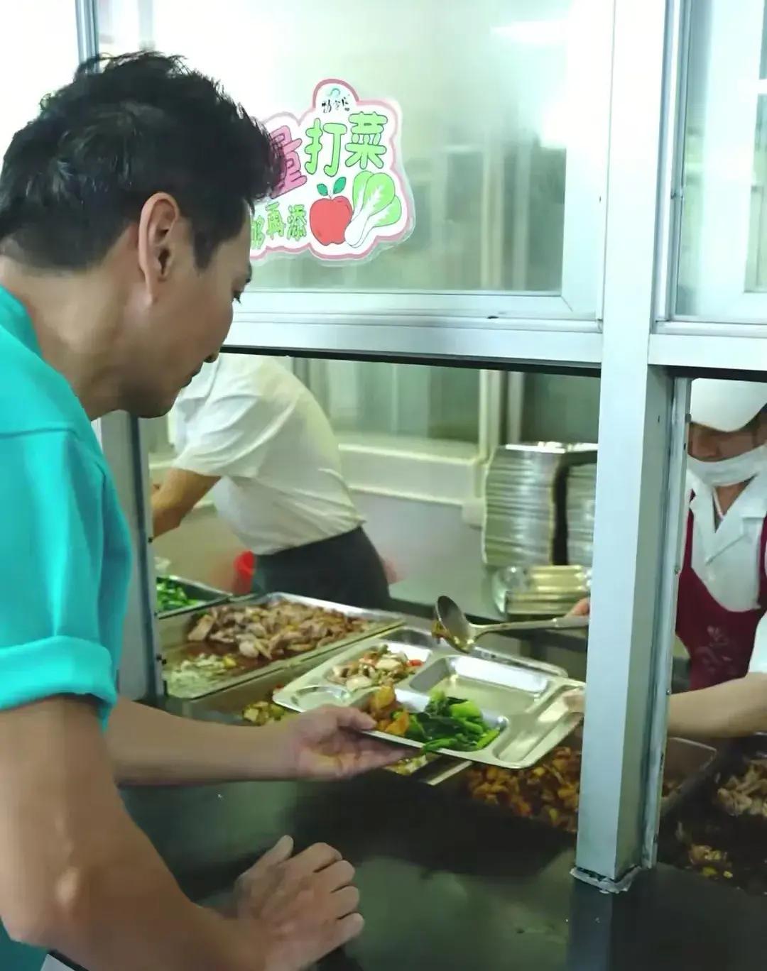何家劲笑说每次朋友来都提这要求非要挤进员工饭堂排队打饭体验一