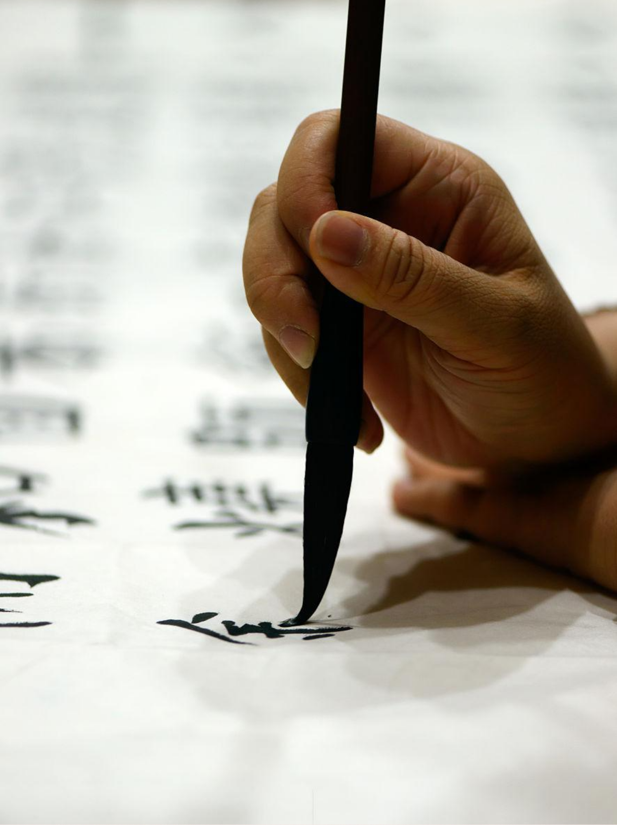 毛笔作为中国传统书法和绘画的重要工具,其握笔方法至