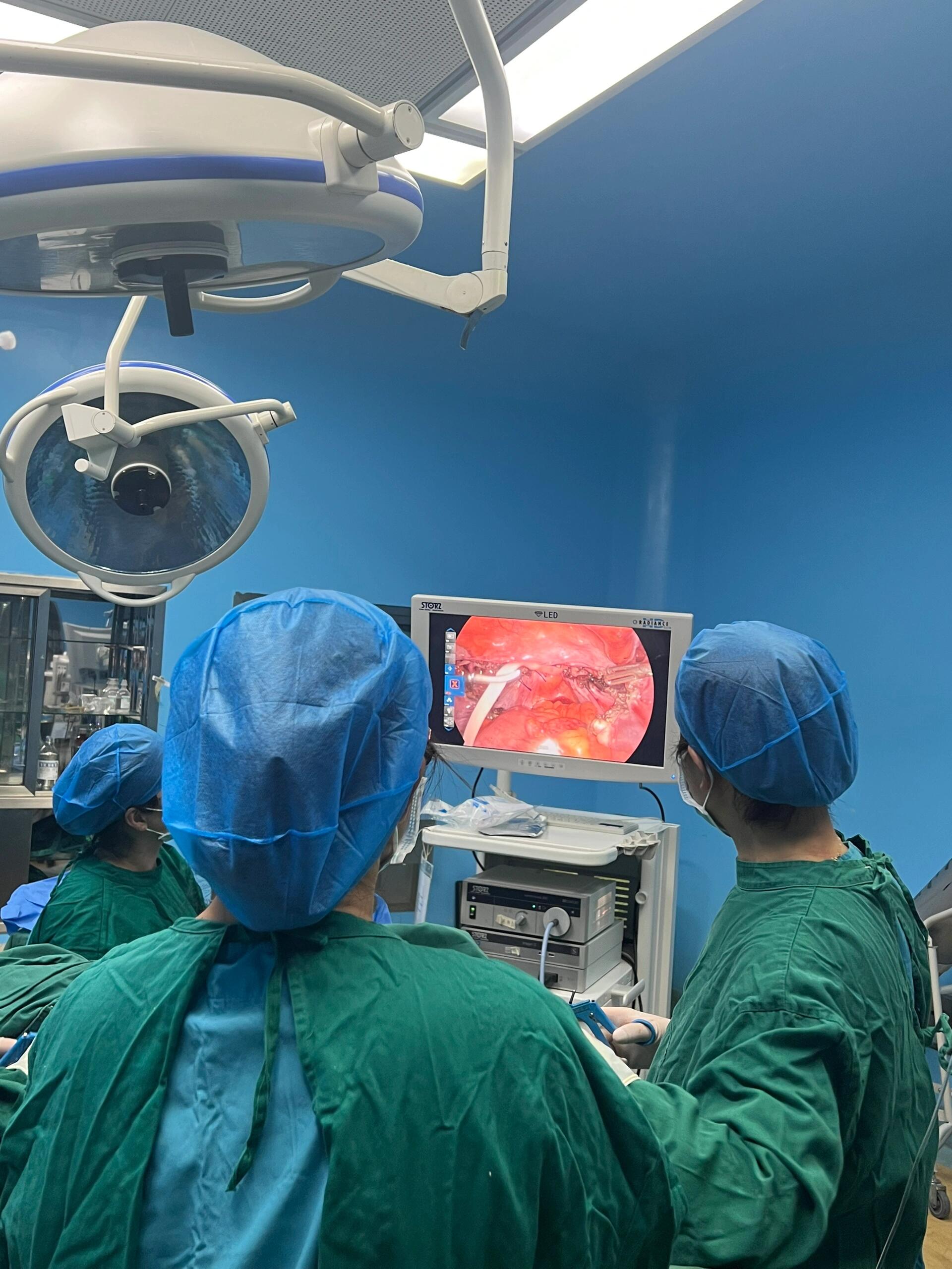 今天我们做手术的这七位朋友当中呢,有两位是我们的同行也是医护人员