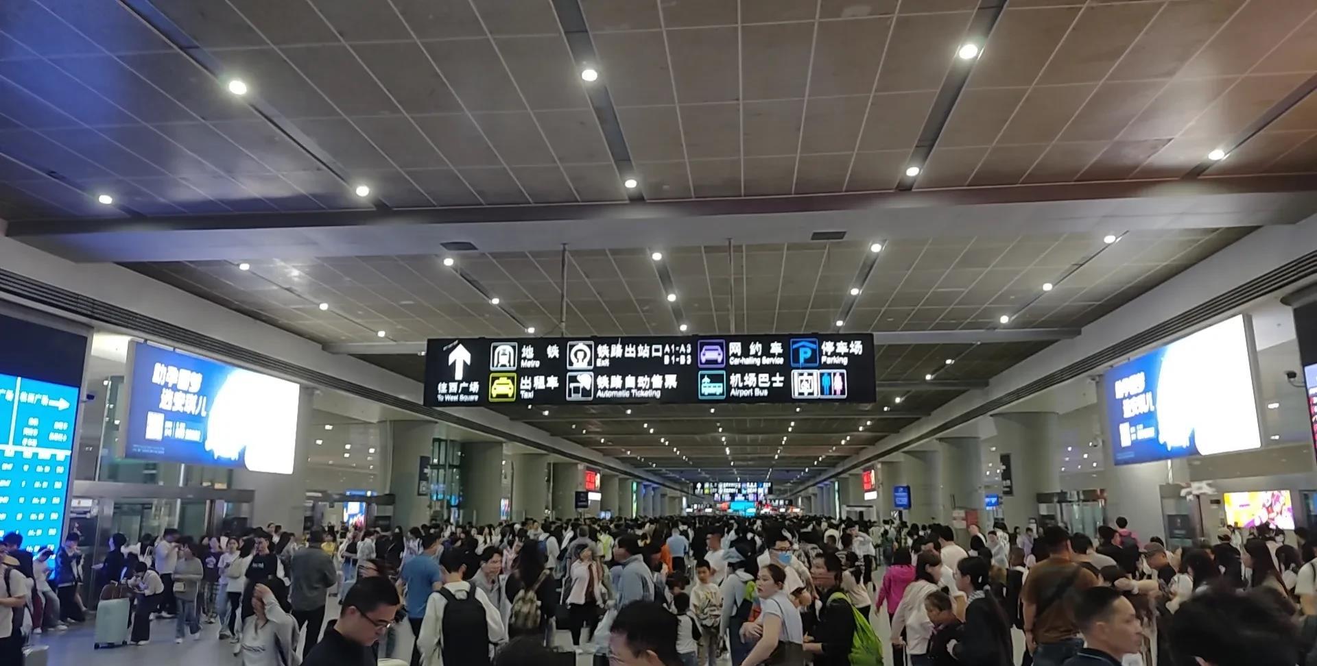 成都东客站人头攒动,高速路车流如织