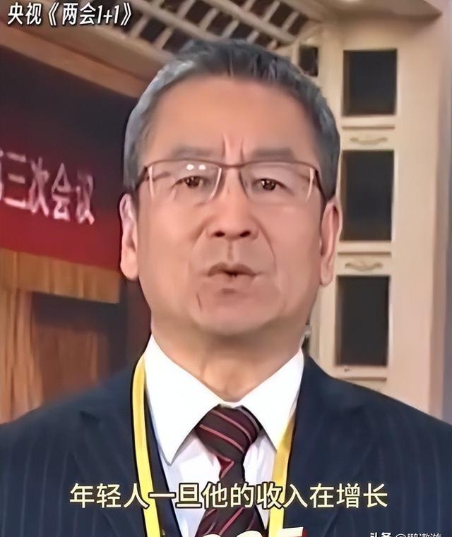 曾经,白岩松因一句"不会有人连几十万都没有吧"被群众"围攻",名声一落
