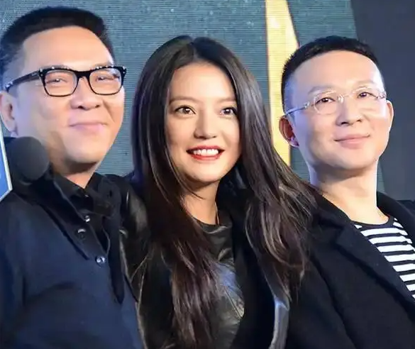 赵薇和黄有龙这对曾经的明星夫妻,近日传出已离婚多年的消息