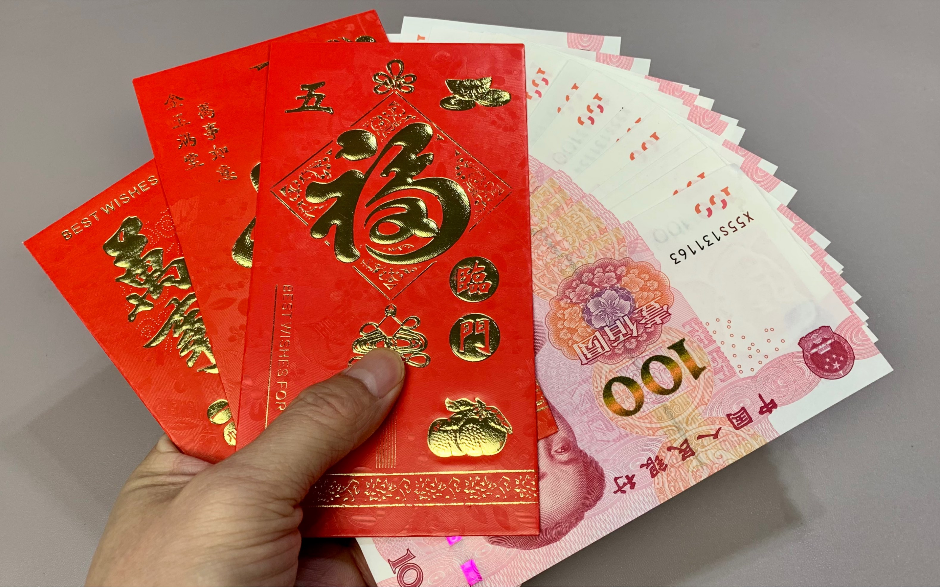 男子参加朋友儿子婚礼没有现金,就跟朋友借了 3200包了个红包给朋友