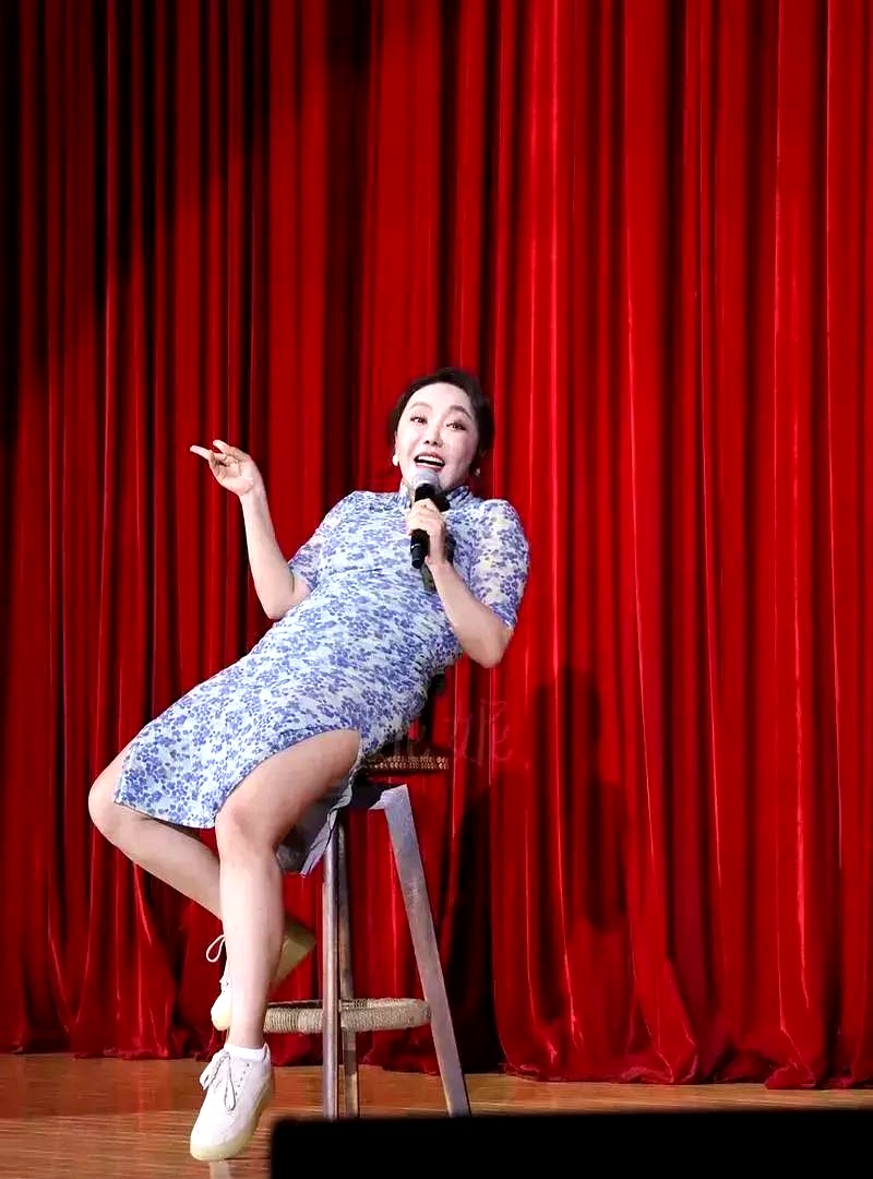 台上的女演员握着突然失声的麦克风,嘴角扯出一个讽刺的弧度:"怎么