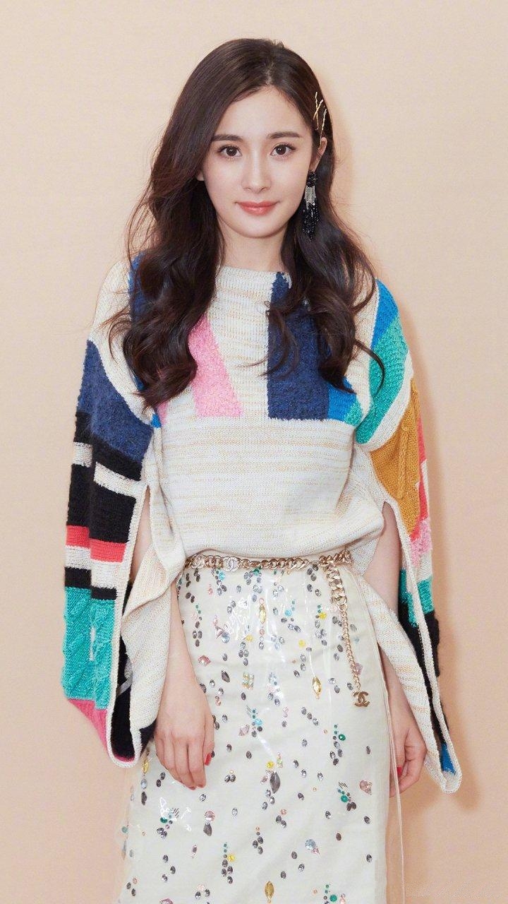 杨幂美照,长发轻卷,红唇诱人,魅力难挡