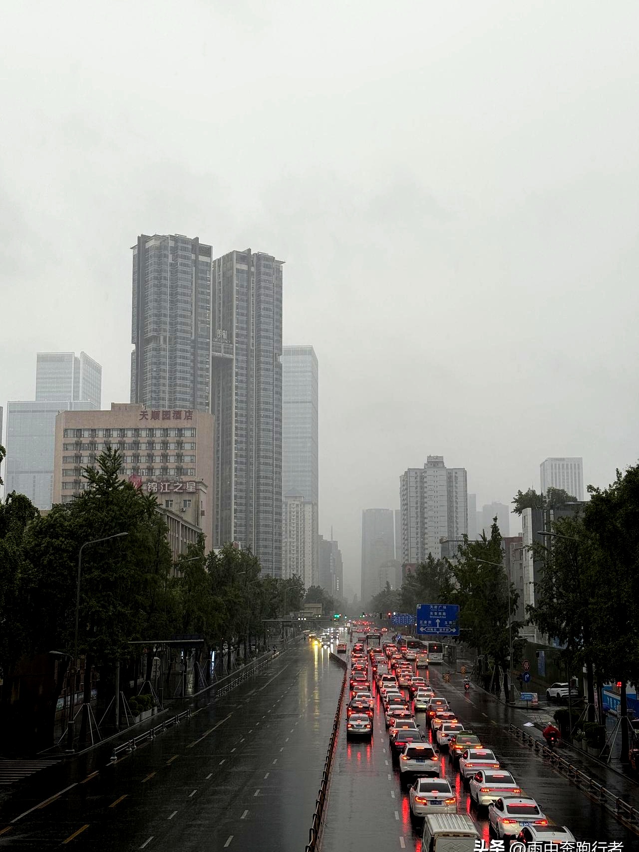 早八出门直接遇到大雨伞被大风吹翻裤子和鞋子全湿透走几步袜子都