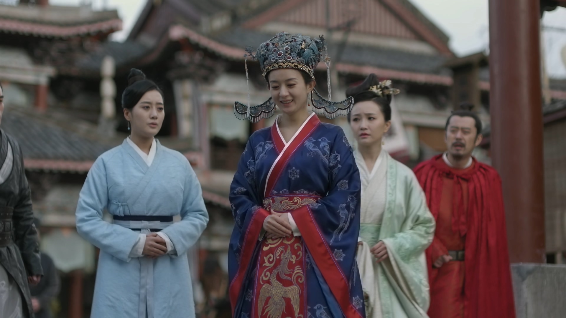 明兰见完皇后出宫,情绪几乎崩溃