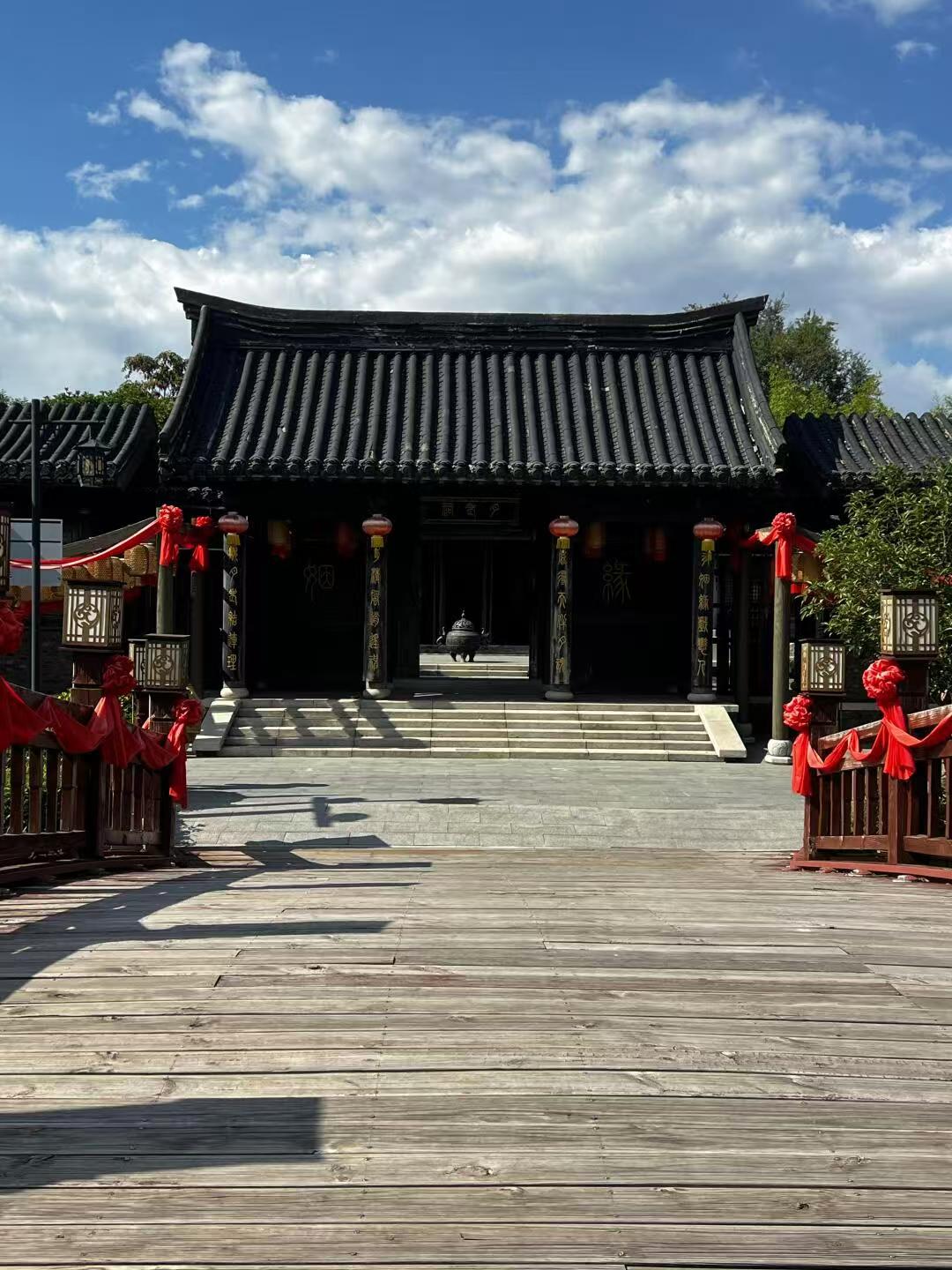 她一直在感情中兜兜转转,谈过好几段恋爱,但始终没有一个稳定的归宿