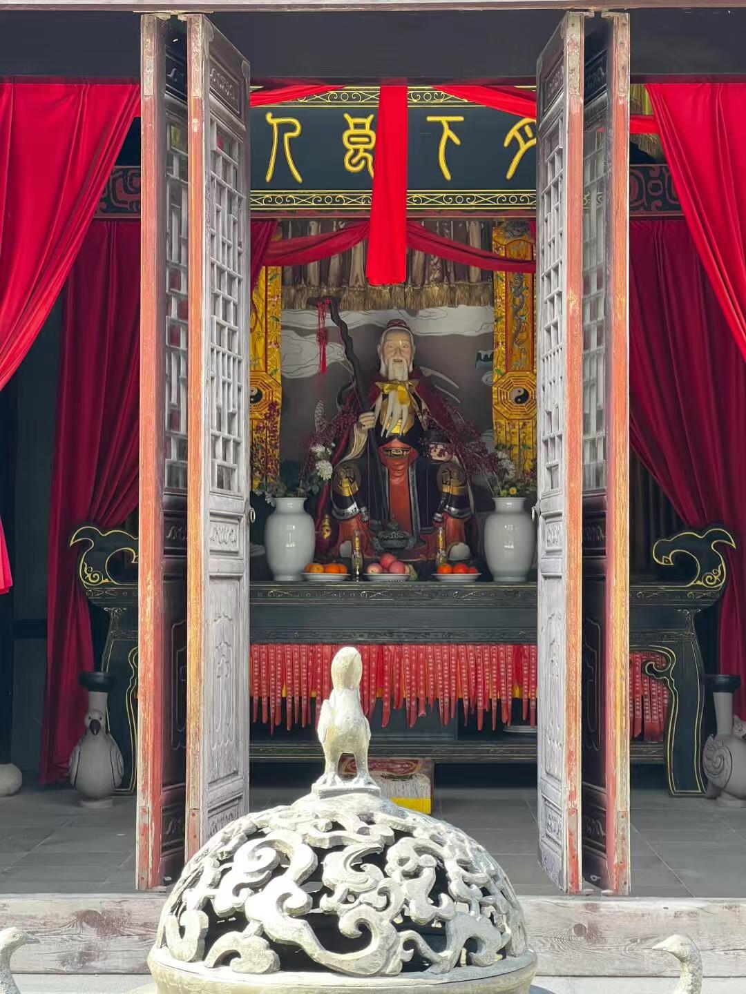 她一直在感情中兜兜转转,谈过好几段恋爱,但始终没有一个稳定的归宿