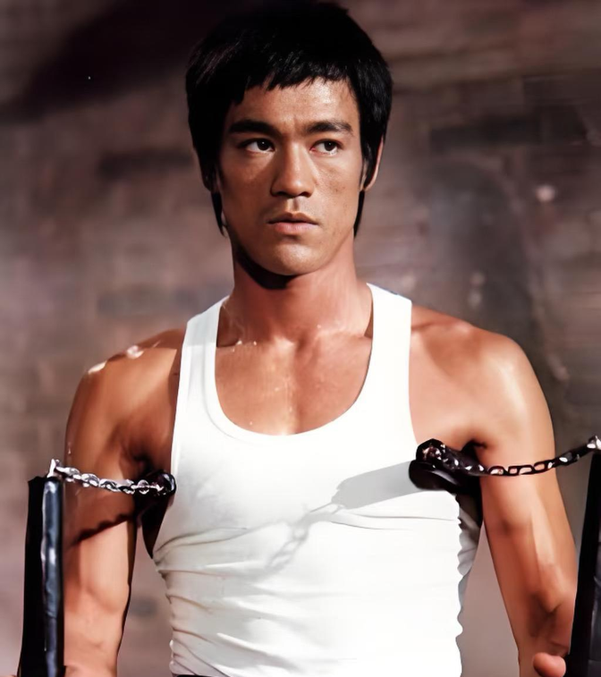 奉劝大家一句,别再可惜李小龙了,他的去世非常明智,道理很简单,因为他