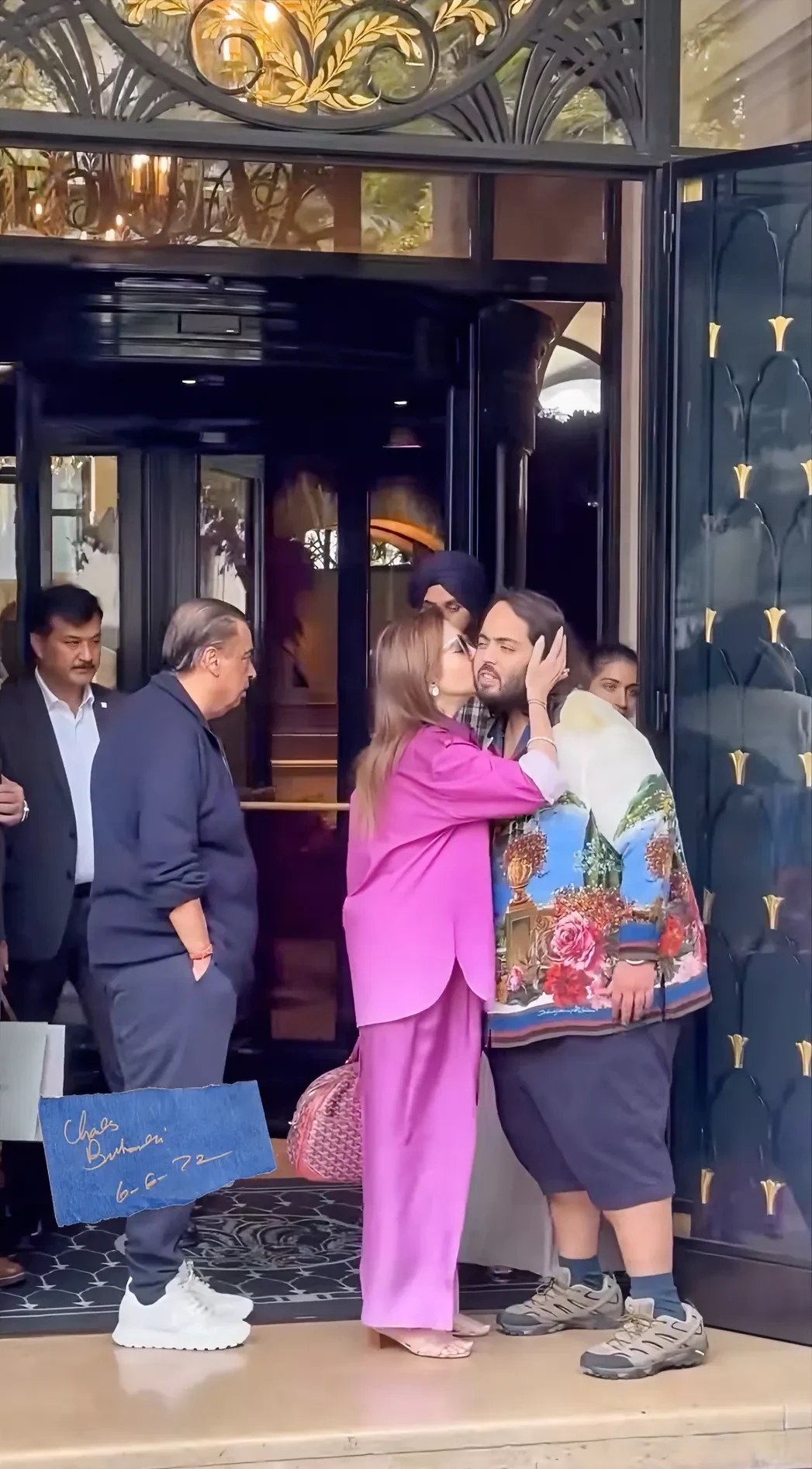 亚洲首富家的小儿子要结婚了,娱乐圈的大人物都来祝贺.