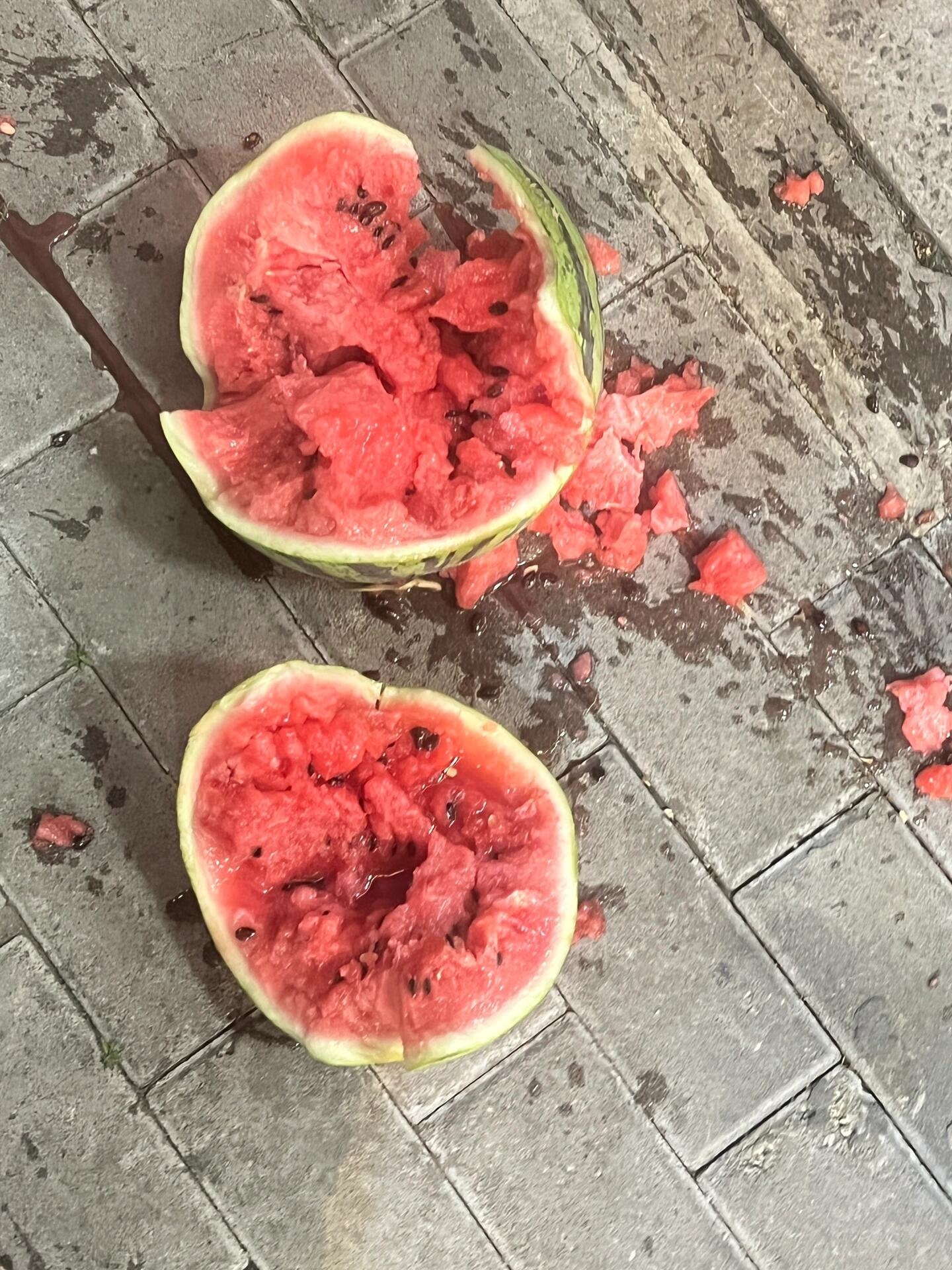 怎么一对残疾夫妻砸了别人的西瓜摊,反倒还让摊主赔了500块钱呢?