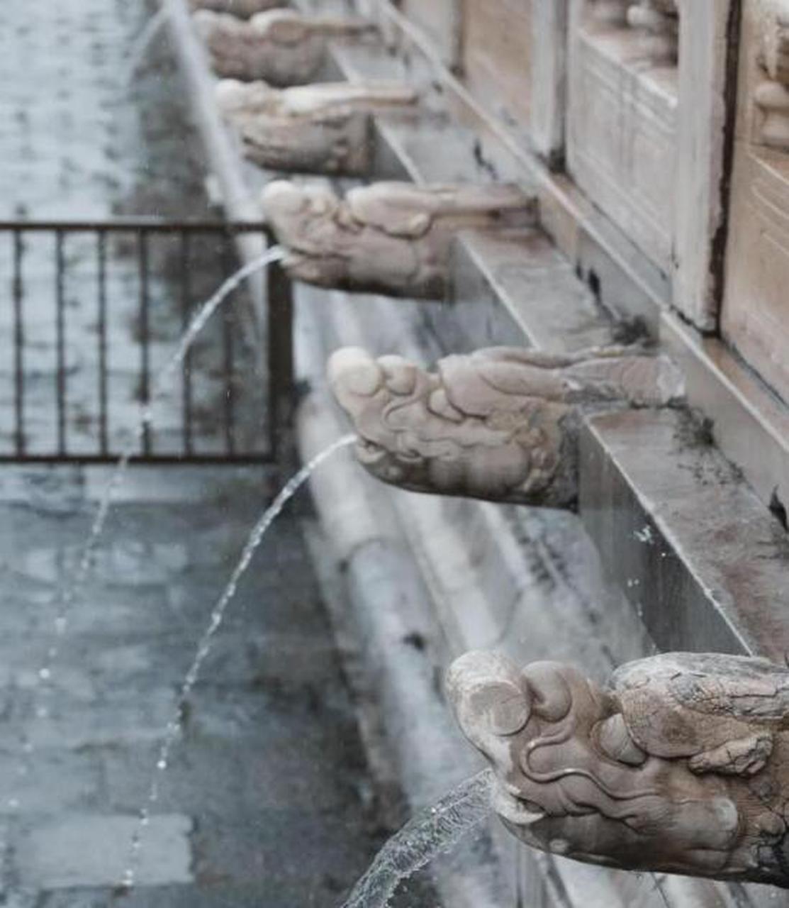最近北京暴雨,故宫的千龙吐水再现.