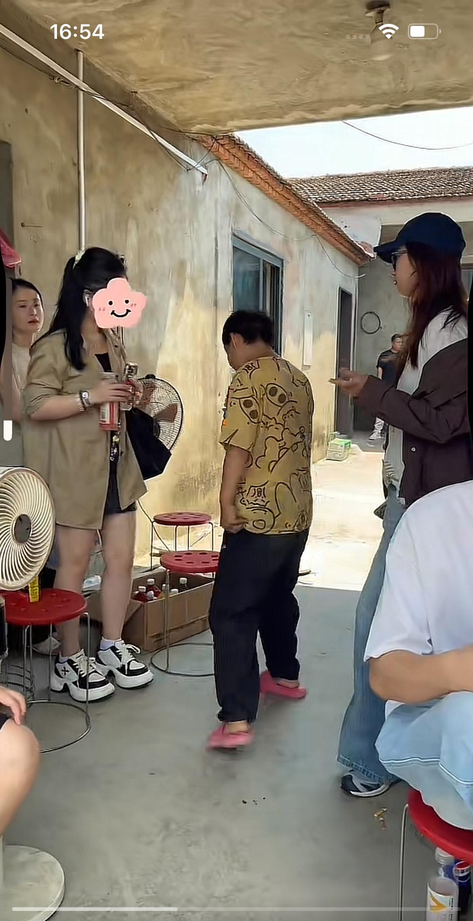 宁宁办乔迁宴,亮哥老婆也来了