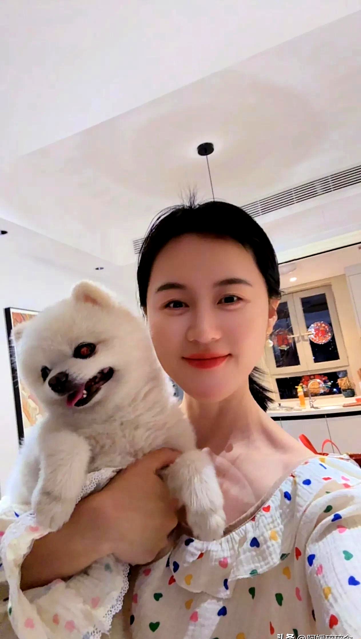 原来她回老家陪家人了,也去谈恋爱了