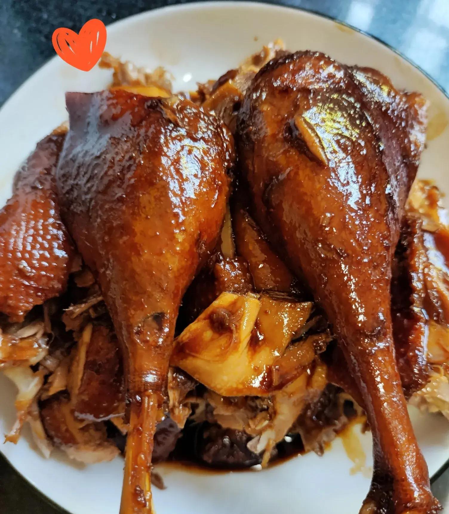 上周他回家吃饭问我爸缺啥他顺路买我随口一说爸老念叨楼下的酱鸭