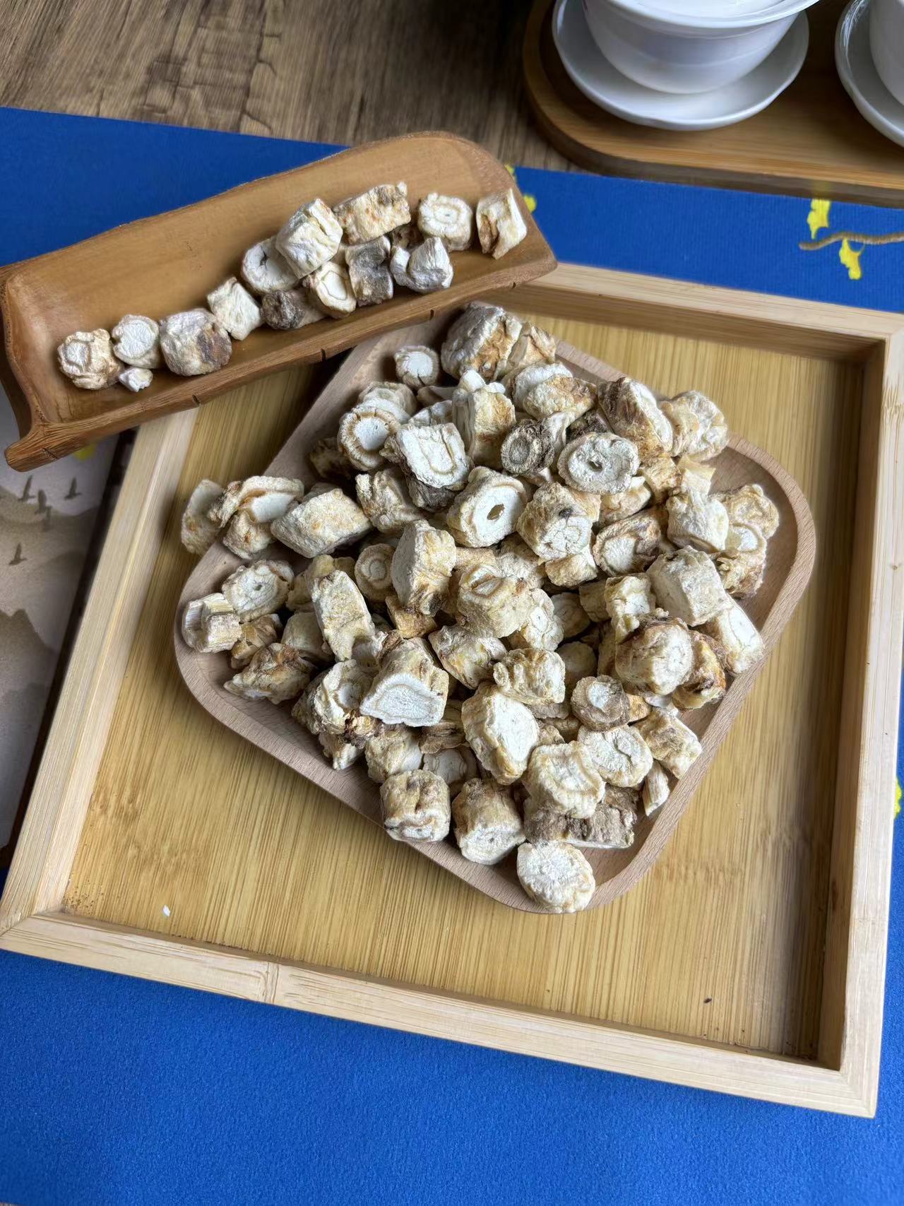 北沙参,广东朋友特别喜欢用来煲汤的一种滋补药材,尤其是搭配玉竹炖个