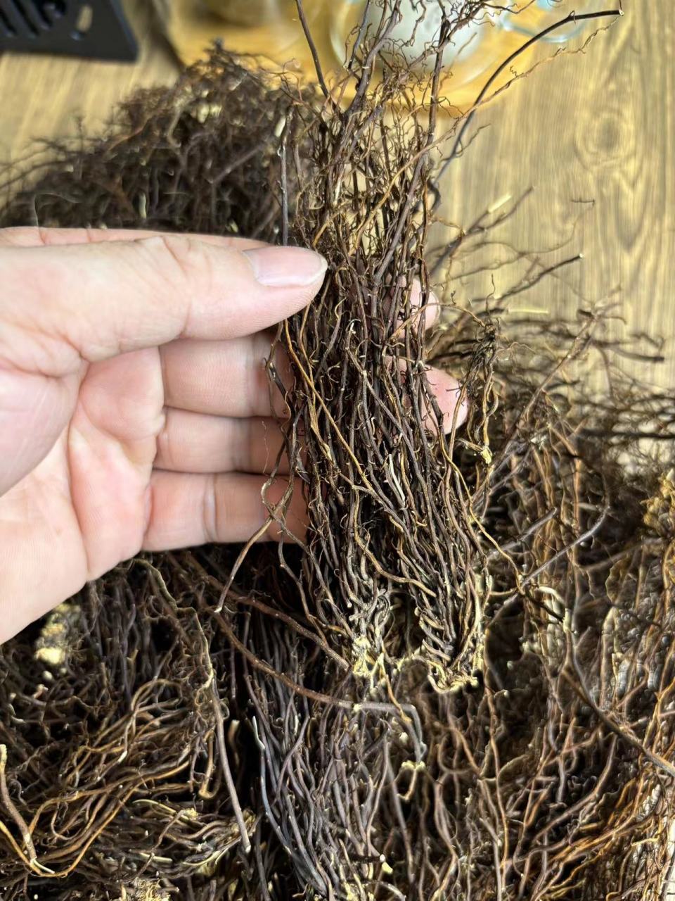 威灵仙,以他的"仙"字的名,但凡是带仙字的中草药,它的价格都不便宜,你