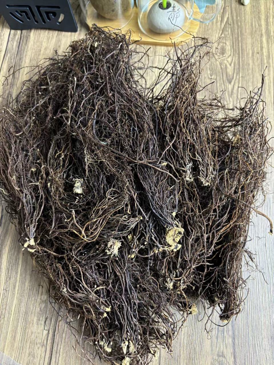 威灵仙,以他的"仙"字的名,但凡是带仙字的中草药,它的价格都不便宜,你