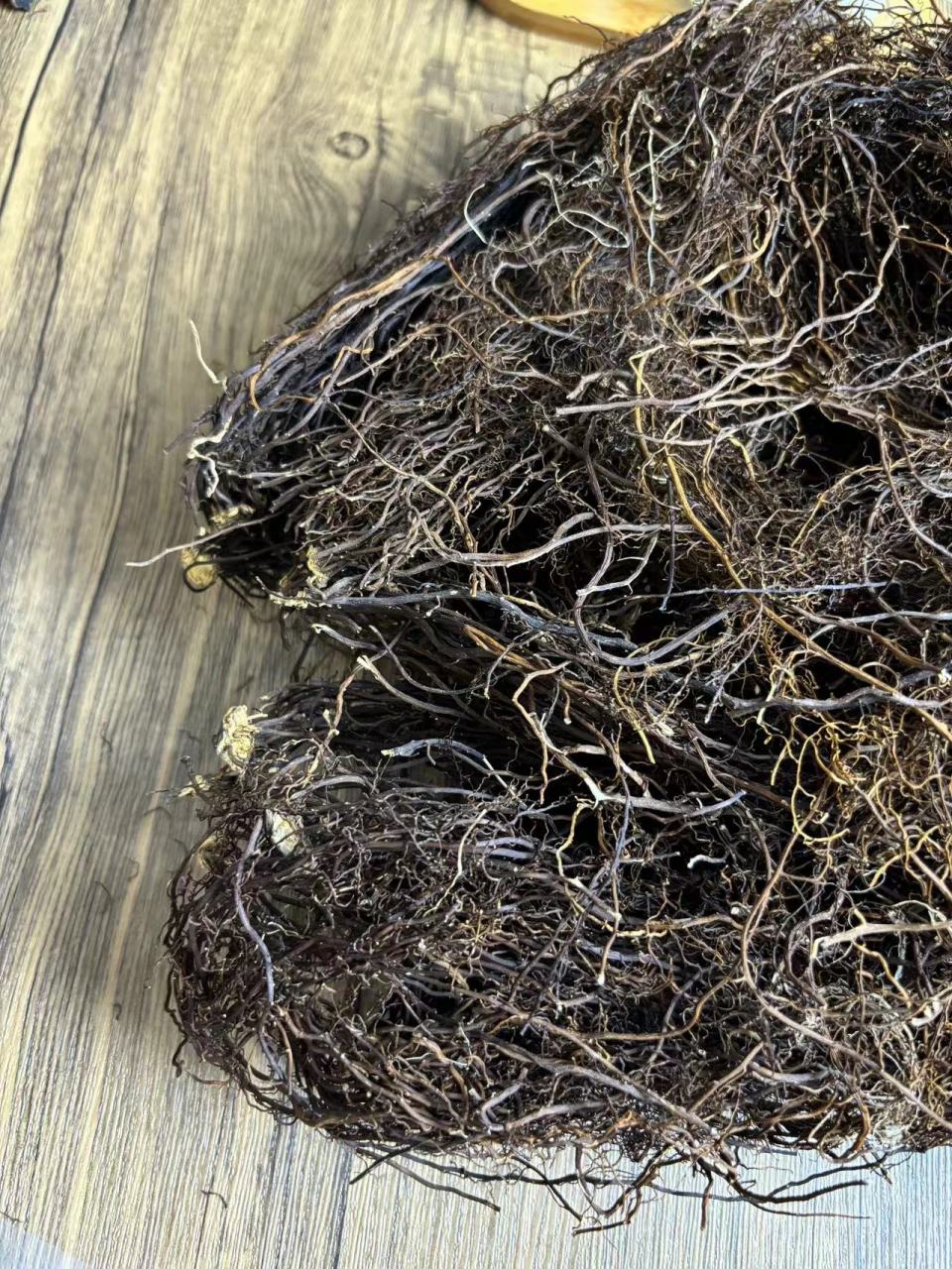 威灵仙,以他的"仙"字的名,但凡是带仙字的中草药,它的价格都不便宜,你