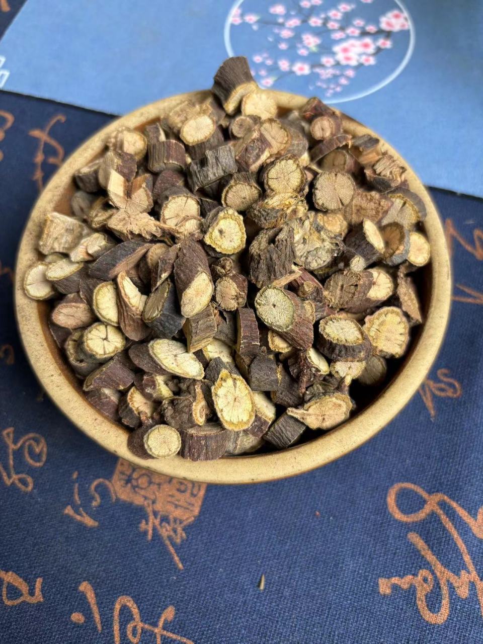 这个是夜交藤,也是何首乌的根茎部分,剪切下来晒干,可以泡水煮水喝