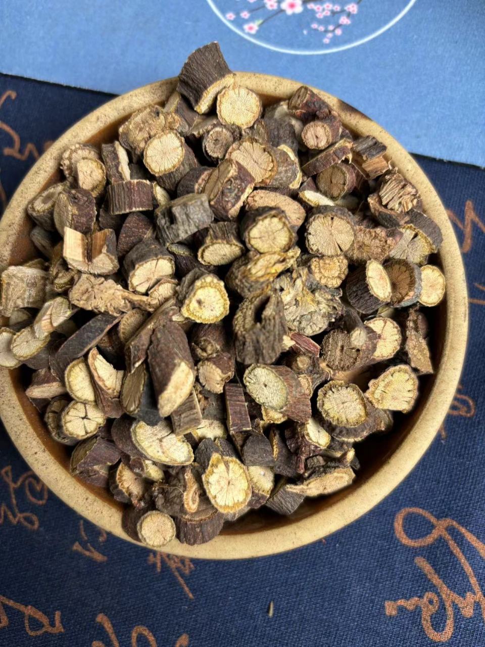 这个是夜交藤,也是何首乌的根茎部分,剪切下来晒干,可以泡水煮水喝